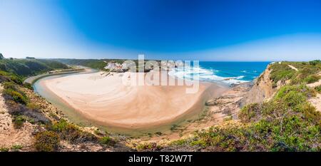 Le Portugal, l'Algarve, région au sud-ouest Alentejano et Costa Vicentina Parc Naturel, Praia de Odeceixe sur le sentier de randonnée Rota Vicentina (sentier), les pêcheurs de la rivière Seixe est la frontière entre l'Algarve et d'Alentejo Banque D'Images