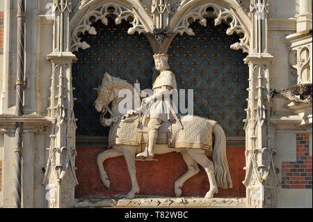 France, Loir et Cher, vallée de la Loire classée au Patrimoine Mondial de l'UNESCO, Blois, Le château royal de Blois, Louis XII façade du château et statue équestre de Louis XII Banque D'Images