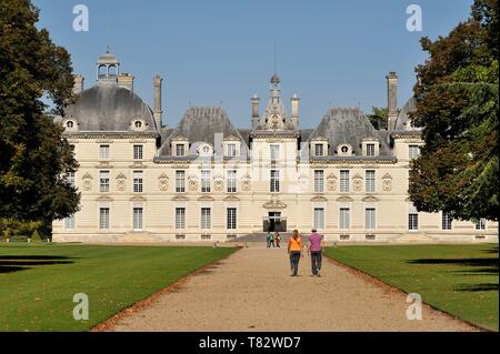 France, Loir et Cher, Cheverny, château qui a servi de modèle pour le château de Moulinsart occupé par le capitaine Haddock qui est Tintin's sidekick dans tous les livres de bandes dessinées relatant les aventures de Tintin, passerelle piétonne menant à la façade sud Banque D'Images