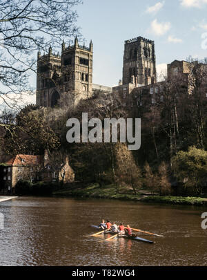 Cathédrale de Durham (1093 à 1133 Ma) de l'autre côté de la rivière l'usure. Le comté de Durham, Angleterre. Banque D'Images