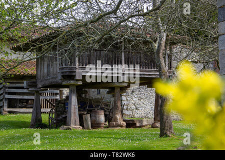 Porrua, Asturias, Espagne - 0421 2019 : Horreo au musée ethnographique Banque D'Images