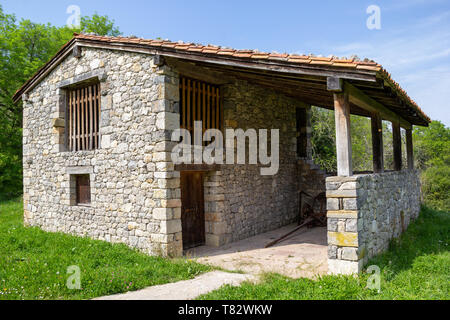 Porrua, Asturias, Espagne - 0421 2019 : maison en pierre par le musée ethnographique Banque D'Images