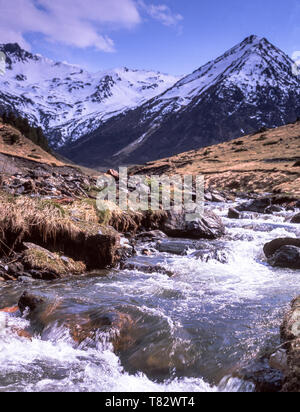 La Hount Pic (2404m) avec la rivière la Neste du Moudang. L'accès par Saint Lary Soulan dans la vallée d'Aure. Hautes-pyrénées dans le sud-ouest de la France. Banque D'Images