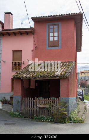 Porrua, Asturias, Espagne - 0421 2019 : Maison Rouge Banque D'Images