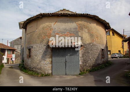 Porrua, Asturias, Espagne - 0421 2019 : grange en pierre Banque D'Images