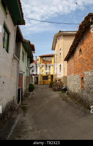 Porrua, Asturias, Espagne - 0421 2019 : Back Street Banque D'Images