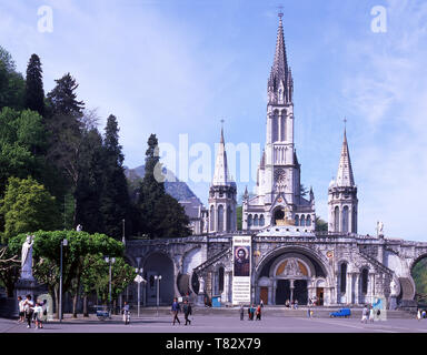 Lourdes.La basilique du Rosaire, la Crypte et la Basilique Supérieure de la ville de Lourdes. Hautes-pyrénées.France Banque D'Images