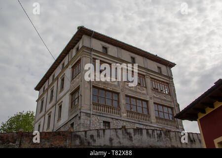 Porrua, Asturias, Espagne - 0421 2019 : bâtiment représentatif Banque D'Images