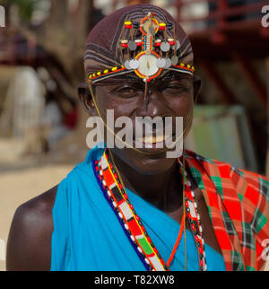 Un guerrier Samburu membre de la tribu des Masaïs du Kenya en Afrique de l'Est code vestimentaire typique. Il y a 40 tribus au Kenya, c'est l'un. Banque D'Images