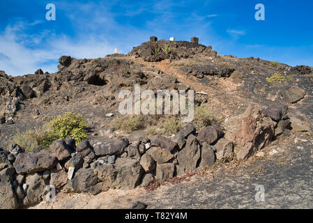 Hill a fait de pierres de lave sur la promenade de Playa Grande avec chemin menant au mirador à Puerto del Carmen, Lanzarote, Espagne Banque D'Images