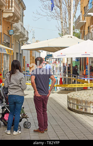 Nicosie, Chypre - 25 janvier 2019 : Les personnes près de la frontière Checkpoint Ledra sur la Ligne Verte à Nicosie Banque D'Images