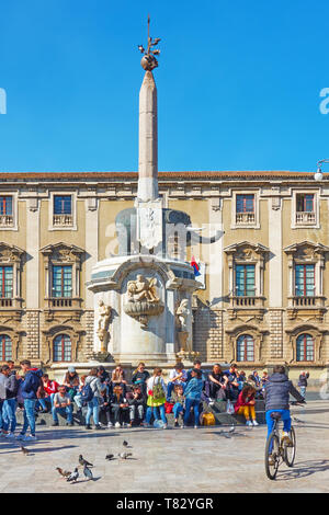 Catane, Italie - 15 mars 2019 : Les gens de la Piazza del Duomo, près de Fontana dell Elefante - symbole de la ville de Catane Banque D'Images