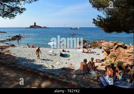 La France, Var, Agay, près de Saint Raphaël, Massif de l'Esterel (Massif de l'Esterel), la Corniche d'Or, le 15 août 1944, plage du débarquement de Provence et l'île d'île ou sur le cap Dramont Banque D'Images