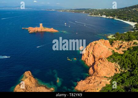 La France, Var, Agay, près de Saint Raphaël, Massif de l'Esterel (Massif de l'Esterel), la Corniche d'Or, l'ile d'Or à côté de la tour de l'île du cap Dramont et le 15 août 1944, plage du débarquement de Provence dans l'arrière-plan à droite (vue aérienne) Banque D'Images