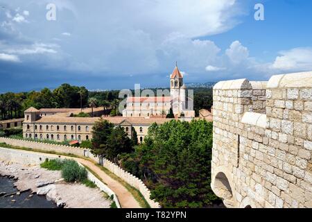 France, Alpes Maritimes, îles de Lérins, l'île Saint Honorat, l'abbaye de Lérins, ancien monastère fortifié soulevées en 1073 et l'église en arrière-plan Banque D'Images