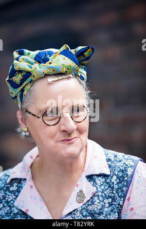 Fermer vue portrait de femme en salopette et foulard en tant que femme au foyer vintage, femme de ménage de la Seconde Guerre mondiale, Black Country Living Museum, événement de guerre des années 1940. Banque D'Images