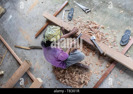 Menuisier travaillant dans un atelier de menuiserie manuelle dans un pays du tiers monde. Banque D'Images