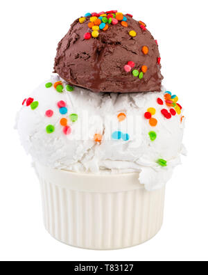 Assiette de vanille et chocolat boules de glace conseillé nutrifer isolé sur fond blanc. Banque D'Images