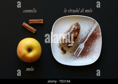 Une tranche de strudel aux pommes avec un tag sur plaque blanche. Fond sombre. Vue d'en haut Banque D'Images