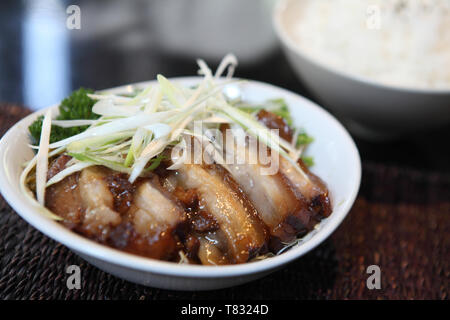 Flanc de porc braisé dans le style japonais Banque D'Images