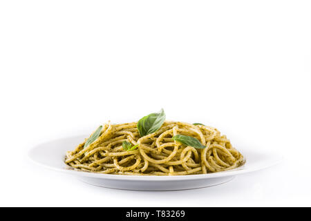 Les pâtes spaghetti avec sauce pesto isolé sur fond blanc Banque D'Images