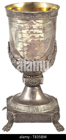 Un gobelet d'adieu pour le grand Franz von Harren gobelet d'argent (19 cm de hauteur) sur une base quadratique avec un décor de feuilles ornementales et soutenu par quatre pattes de lion. Le gobelet, navire conservé par les vignes et les feuilles et séparée de la base par une section de perles et d'une base carrée, intermédiaire exerce son envers et un texte shi du 19e siècle, Additional-Rights Clearance-Info-Not-Available- Banque D'Images