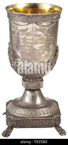 Un gobelet d'adieu pour le grand Franz von Harren gobelet d'argent (19 cm de hauteur) sur une base quadratique avec un décor de feuilles ornementales et soutenu par quatre pattes de lion. Le gobelet, navire conservé par les vignes et les feuilles et séparée de la base par une section de perles et d'une base carrée, intermédiaire exerce son envers et un texte shi du 19e siècle, Additional-Rights Clearance-Info-Not-Available- Banque D'Images