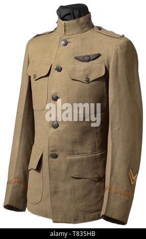 Un uniforme, de documents et de photographies du 1er Lieut. Joseph G. Halsey du 69ème Balloon Co, pour son service en France et sur le front occidental en 1917. Pour les officiers de la tunique American Expeditionary Forces en Europe. Veste en coton gris-vert pour la position d'un 'Premier lieutenant'. Col montant avec des hélices métalliques, quatre poches avec rabats. Une rangée de boutons, boutons de métal avec nous des armoiries, avec doublure bleu-vert label 'Msur mesure Champ Marshall & Co, le lieutenant Halsey, Novembre 1917'. Épaulettes cousues avec désignation de grade '1er Lieut.', la main-Additional-Rights Clearance-Info-Not-Available Banque D'Images