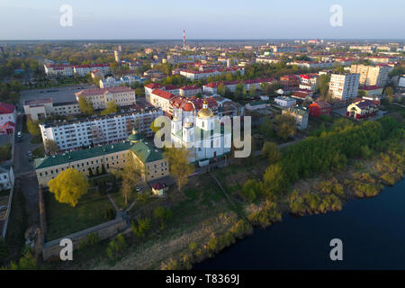 Cathédrale de l'Épiphanie dans le paysage urbain, sur un beau matin d'avril. Polatsk, Bélarus Banque D'Images