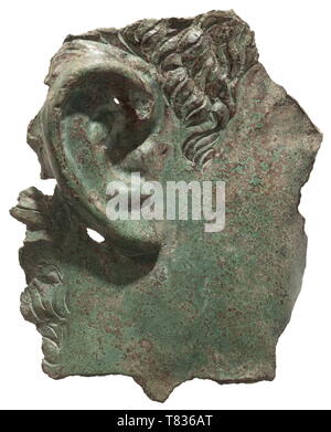 Un chef romain fragment d'une statue en bronze 1ère/2ème siècle AD. Bronze avec patine verte. Secours grandeur fragment d'une statue, représentant probablement un empereur, avec l'oreille droite et les parties d'un trait fin finement ouvragée. Les lignes de rupture de tous les côtés, l'inverse plus fortement frittée. Hauteur 14,5 cm. Provenance : Collection privée, Allemagne du Sud des années 1970 et plus tard. Historique, contexte historique, Empire romain, monde antique, antiquité, antiquité, Additional-Rights Clearance-Info-Not-Available- Banque D'Images