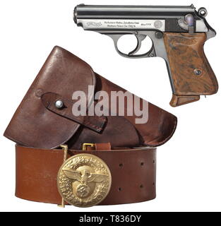 Un Walther PPK ZM, PL - 'Ehrenwaffe des politischen Leiters', avec étui et courroie PL Circa 1935, cal. 7,65 mm, no. 831502. Alésage lumineux. La preuve de la couronne marque/N. 90ø la sécurité. Sur la gauche de la diapositive inscription standard diminuée et déplacé vers la gauche, sur le côté droit (Reichszeugmeisterei RZM) logo. Très original finition polie avec des traces d'utilisation sur la diapositive. Les petites pièces bleu. Poignée en plastique brun tacheté de bord. Magazine correct avec extension précoce. Presque parfait état. Complet avec étui cuir usé sans section magazine et sans Additional-Rights Clearance-Info,--Not-Available Banque D'Images