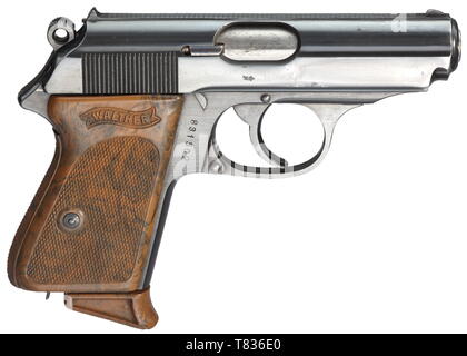 Un Walther PPK ZM, PL - 'Ehrenwaffe des politischen Leiters', avec étui et courroie PL Circa 1935, cal. 7,65 mm, no. 831502. Alésage lumineux. La preuve de la couronne marque/N. 90à' la sécurité. Sur la gauche de la diapositive inscription standard diminuée et déplacé vers la gauche, sur le côté droit (Reichszeugmeisterei RZM) logo. Très original finition polie avec des traces d'utilisation sur la diapositive. Les petites pièces bleu. Poignée en plastique brun tacheté de bord. Magazine correct avec extension précoce. Presque parfait état. Complet avec étui cuir usé sans section magazine et sans Additional-Rights Clearance-Info,--Not-Available Banque D'Images