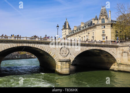 Paris / France - 05 Avril 2019 : Bridge Pont Saint-Michel sur Seine et beaux bâtiments historiques de Paris Banque D'Images