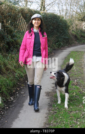 Auteur Liz Jones à son domicile à Brushford, Somerset. Elle a commencé sa carrière comme journaliste de mode, mais son travail s'est élargi en confessionnal par écrit. L'ancien rédacteur en chef de Marie Claire, elle a été pour le personnel de la Sunday Times et l'Evening Standard. Jones écrit des colonnes pour le Daily Mail et le Mail on Sunday. Photographie par Jason Bye Obligatoire Crédit t : 07966 173930 e : mail@jasonbye.com Http://www.jasonbye.com : w Banque D'Images