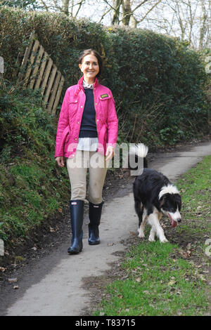 Auteur Liz Jones à son domicile à Brushford, Somerset. Elle a commencé sa carrière comme journaliste de mode, mais son travail s'est élargi en confessionnal par écrit. L'ancien rédacteur en chef de Marie Claire, elle a été pour le personnel de la Sunday Times et l'Evening Standard. Jones écrit des colonnes pour le Daily Mail et le Mail on Sunday. Photographie par Jason Bye Obligatoire Crédit t : 07966 173930 e : mail@jasonbye.com Http://www.jasonbye.com : w Banque D'Images