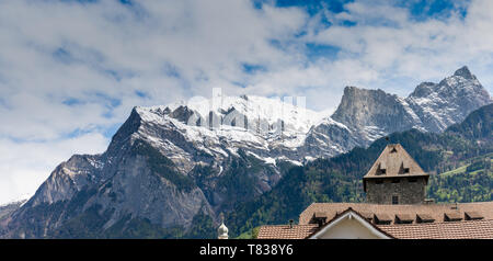 Skyline de Maienfeld avec snowcapped mountain peaks derrière dans les Alpes suisses à la fin du printemps Banque D'Images