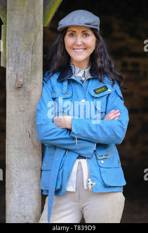 Auteur Liz Jones à son domicile à Brushford, Somerset. Elle a commencé sa carrière comme journaliste de mode, mais son travail s'est élargi en confessionnal par écrit. L'ancien rédacteur en chef de Marie Claire, elle a été pour le personnel de la Sunday Times et l'Evening Standard. Jones écrit des colonnes pour le Daily Mail et le Mail on Sunday. Photographie par Jason Bye Obligatoire Crédit t : 07966 173930 e : mail@jasonbye.com Http://www.jasonbye.com : w Banque D'Images