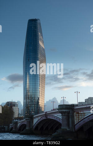 Blackfriars Bridge en Londn comme soir ferme Banque D'Images