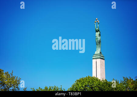 Monuments de la Lettonie - monument de la liberté à Riga contre le ciel bleu Banque D'Images