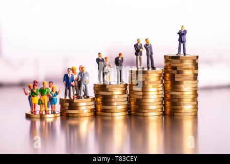 L'augmentation des piles de pièces de monnaie et des chiffres Banque D'Images