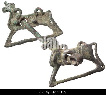 Un bronze Luristan snaffle bit vers 1000 - 650 av. Patine noire-verte. Embout plat rectangulaire, avec câble spiralé terminaux. Biens meubles, exprimés sous la forme de chaque côté d'un cheval avec deux pointes coniques à l'intérieur. Plus tard sur une base en bois. Largeur de Snaffle Bit 20 cm. Provenance : Collection privée Böblingen, années 1970. historique, historique, ancien monde, Additional-Rights Clearance-Info-Not-Available- Banque D'Images