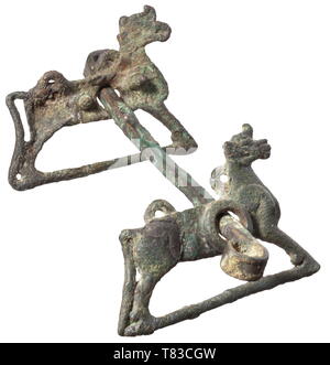 Un bronze Luristan snaffle bit vers 1000 - 650 av. Patine noire-verte. Embout plat rectangulaire, avec câble spiralé terminaux. Biens meubles, exprimés sous la forme de chaque côté d'un cheval avec deux pointes coniques à l'intérieur. Plus tard sur une base en bois. Largeur de Snaffle Bit 20 cm. Provenance : Collection privée Böblingen, années 1970. historique, historique, ancien monde, Additional-Rights Clearance-Info-Not-Available- Banque D'Images