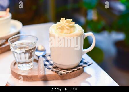 Lait malté chaud avec de la crème fouettée Banque D'Images