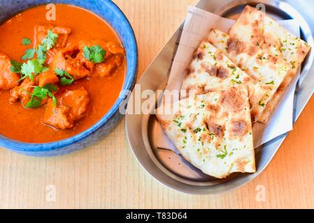 Poulet au beurre indien avec du pain naan Banque D'Images