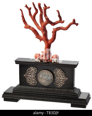 Un grand arbre corail allemand du 19e siècle. Direction générale robuste, magnifiquement cultivé de corail rouge encadré par huit perles et deux boules de corail. Monté sur un socle en bois ebonised avec moulage ondulation continue. Sur le recto de la pièce d'argent de l'électeur de Bavière Maximilien III Joseph (1727 - 1745 - 1777) dans un montage de crabe avec floral, plaques d'argent ajouré sur les côtés. Hauteur totale 26 cm., historique, historique de l'artisanat, l'artisanat, craft, objet, objets, alambics, clipping, coupures, cut out, cut-out, cut-outs, 19e siècle, Additional-Rights Clearance-Info-Not-Available- Banque D'Images