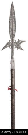 Une splendide hallebarde allemande vers 1580. Spike large avec centrale, concave de la lame de hache et fluke avec plusieurs perforations, effilé, douille conique à facettes avec quatre longues courroies latérales. Un bord de l'épi des brèches. La lame de la hallebarde avec gravures noir profuse d'un mâle et femelle figure dans une tenue contemporaine entre défilement complexes sur les feuilles au sol en pointillés. L'arbre original avec des restes de tissu et de glands en cuir d'origine rétractable fixé par des clous. Service manquant. Longueur 231 cm., historique, historique, arme, arme pôle-Additional-Rights Clearance-Info-Not-Available Banque D'Images