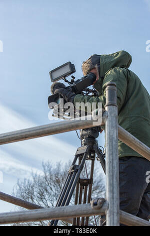 Caméraman de télévision de filmer un événement de patinage aux Pays-Bas d'un bras en hiver Banque D'Images