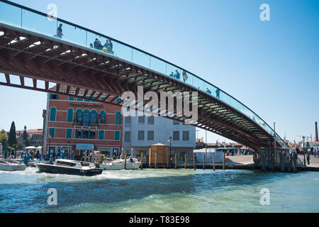 Venise, Italie - 10 mai 2019 : Vue de dessous du pont Calatrava au cours de journée ensoleillée avec des personnes marchant et bateaux Banque D'Images