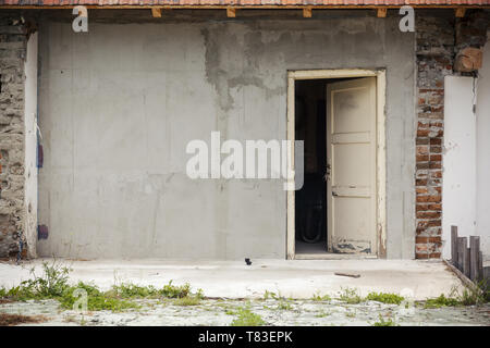 Maison abandonnée avec l'ancienne porte ouverte, copy space Banque D'Images