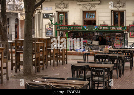 Tables de bars et restaurants sont situés sur la Plaza Dorrego porteño dans le vieux quartier de San Telmo à Buenos Aires, Argentine. Banque D'Images